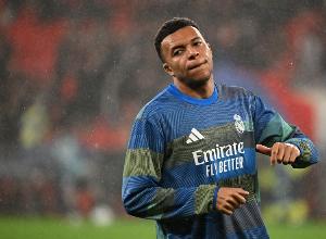 TA：姆巴佩12月以来受到左膝不适的困扰，一直接受保守治疗